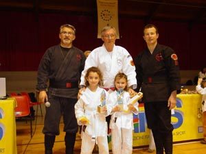 I MAESTRI DRAGANO COMOTTO E COSTAMAGNA CON DUE PICCOLI ATLETI